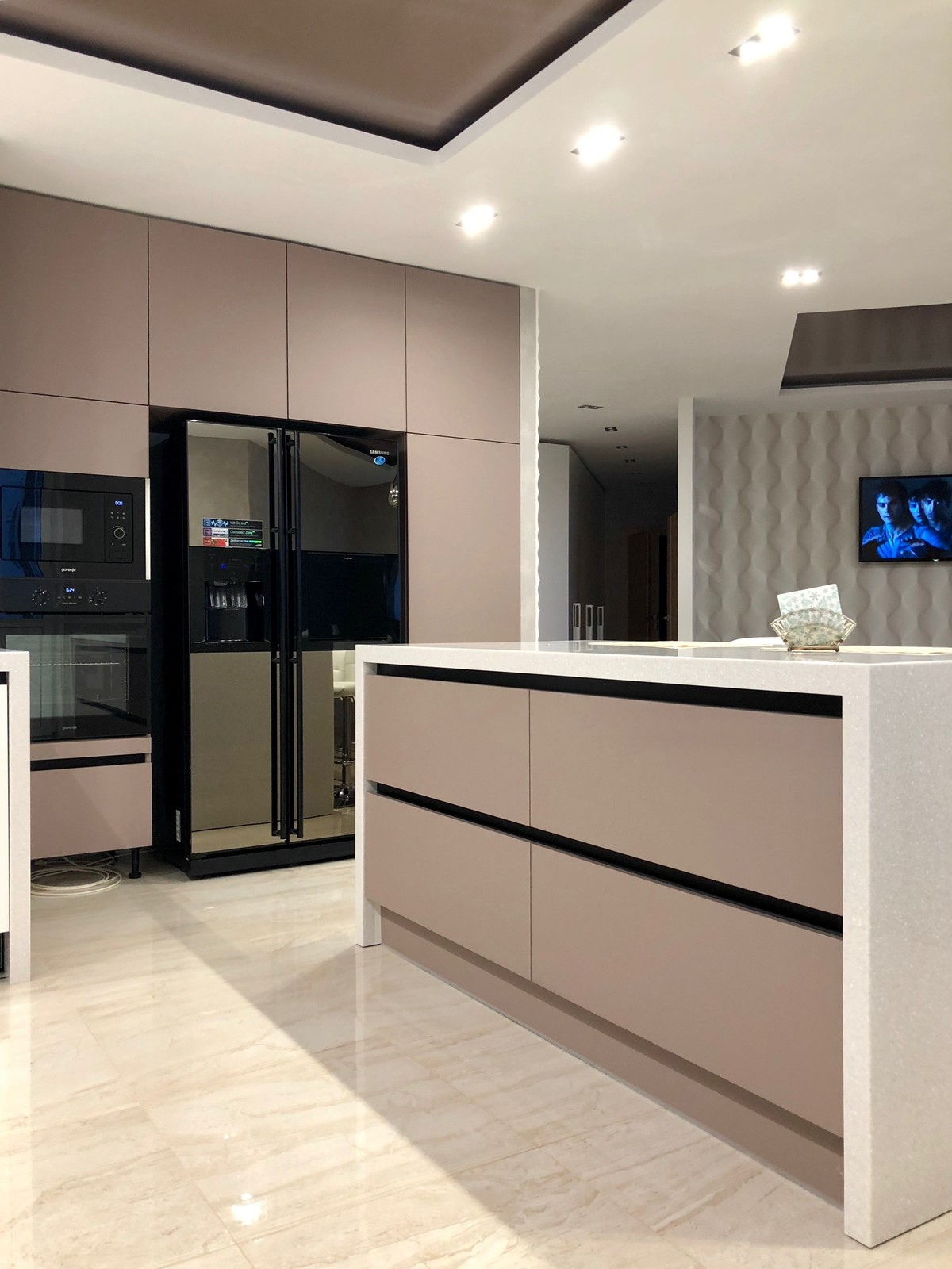 Красивые кухни по индивидуальному заказу по приемлемым ценам.