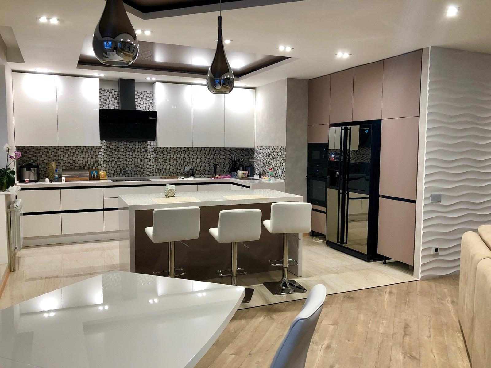 Красивые кухни по индивидуальному заказу по приемлемым ценам.