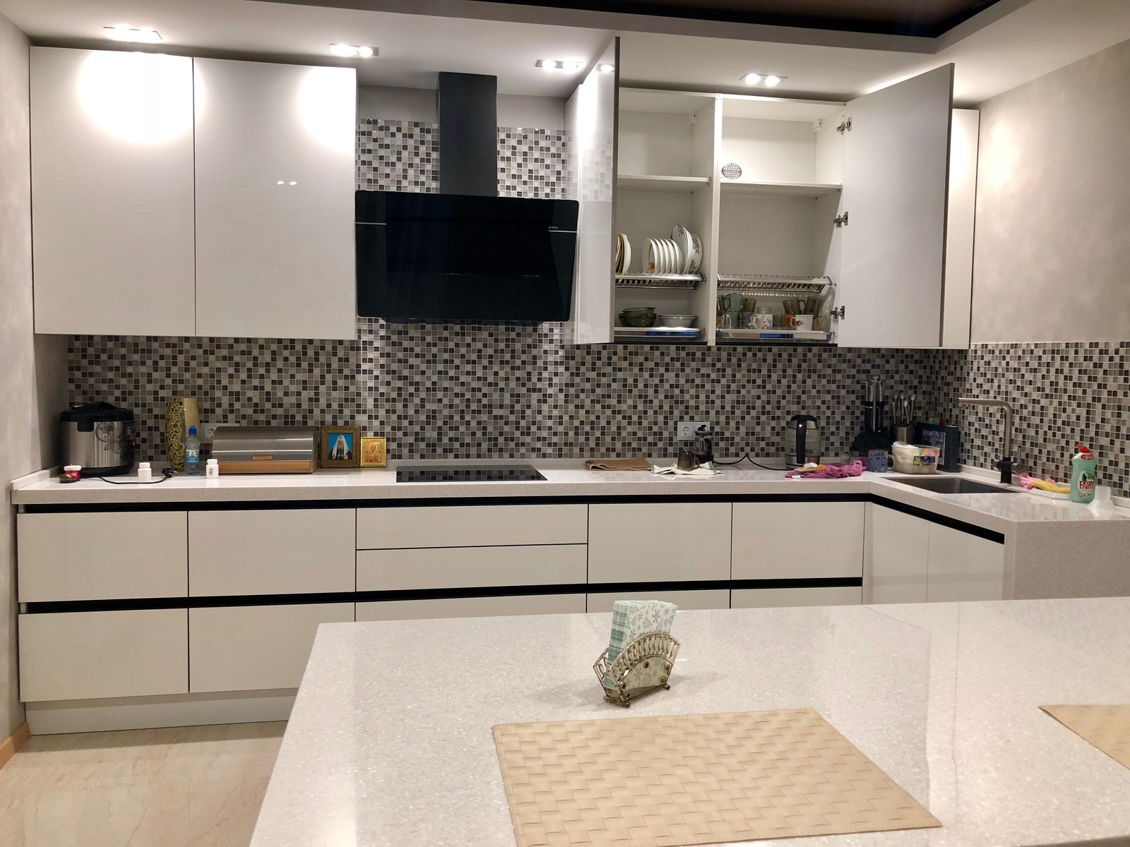 Красивые кухни по индивидуальному заказу по приемлемым ценам.