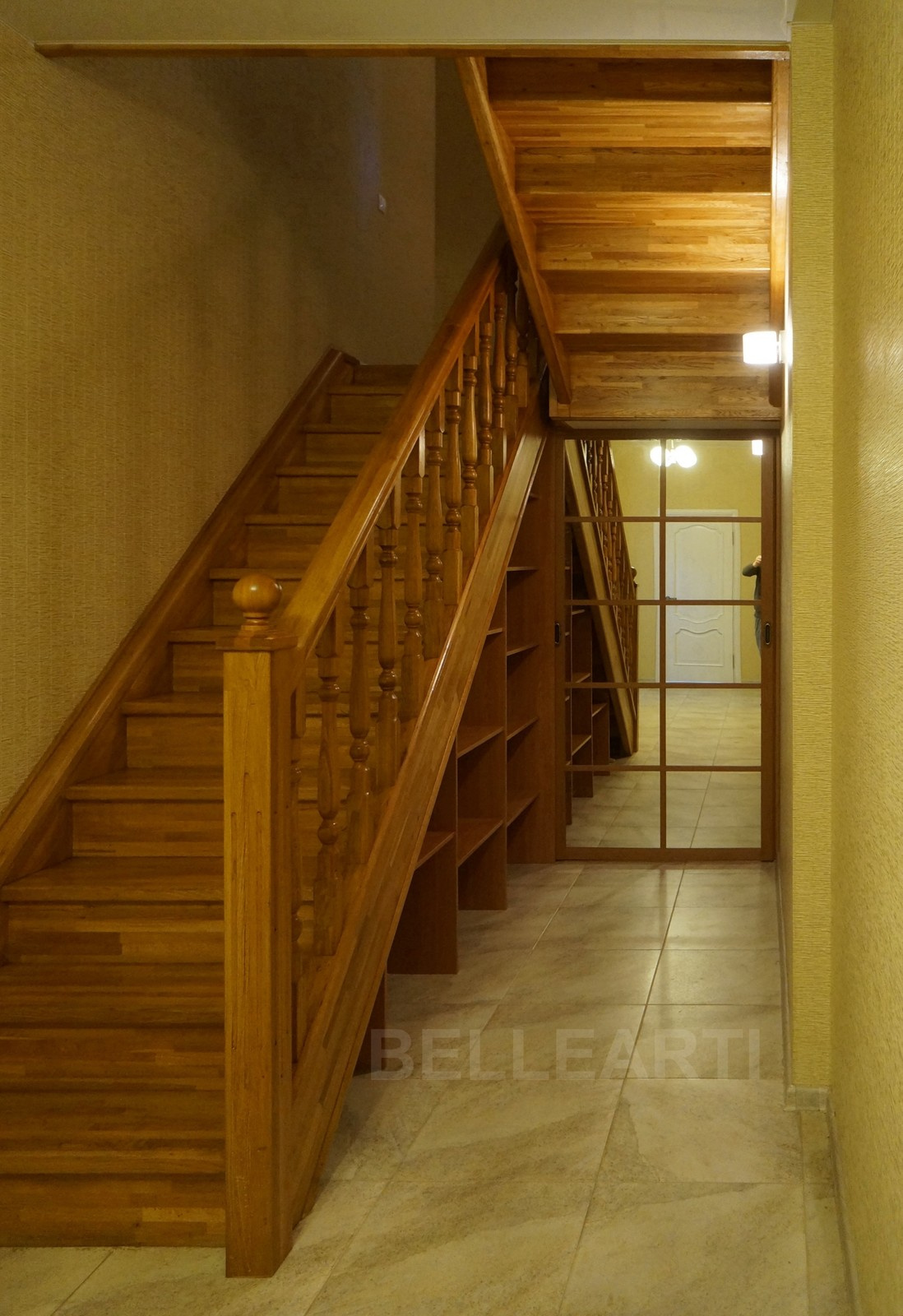 Шкаф купе под лестницей