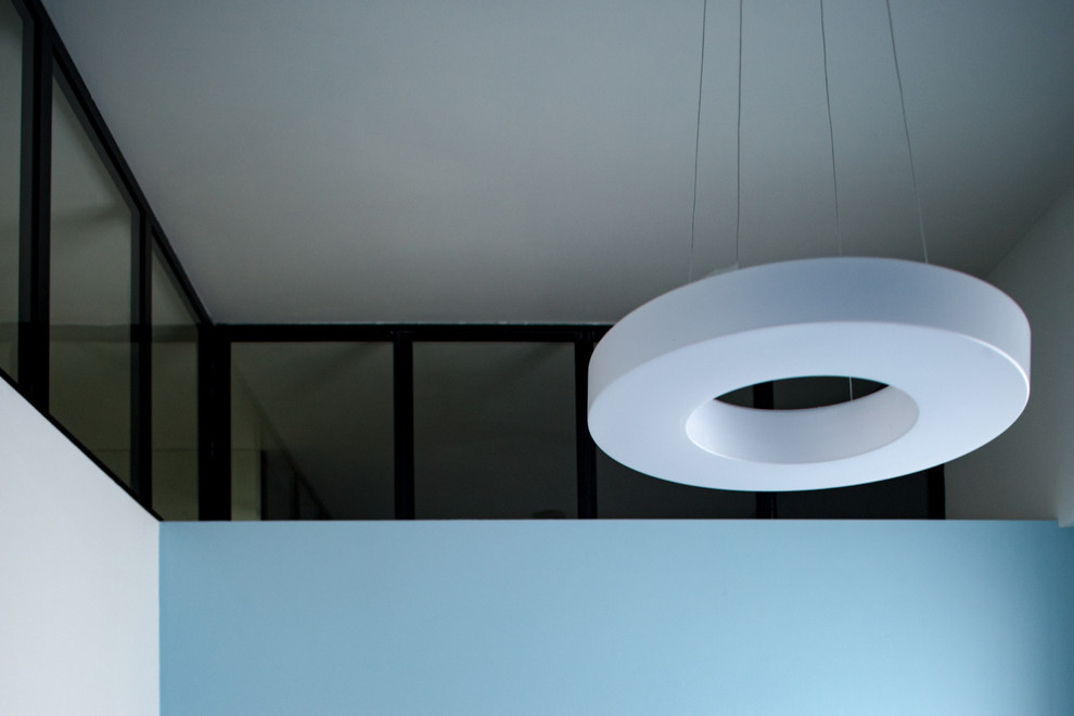 ДОМ С ЧЕТЫРЬМЯ ЛЕСТНИЦАМИ