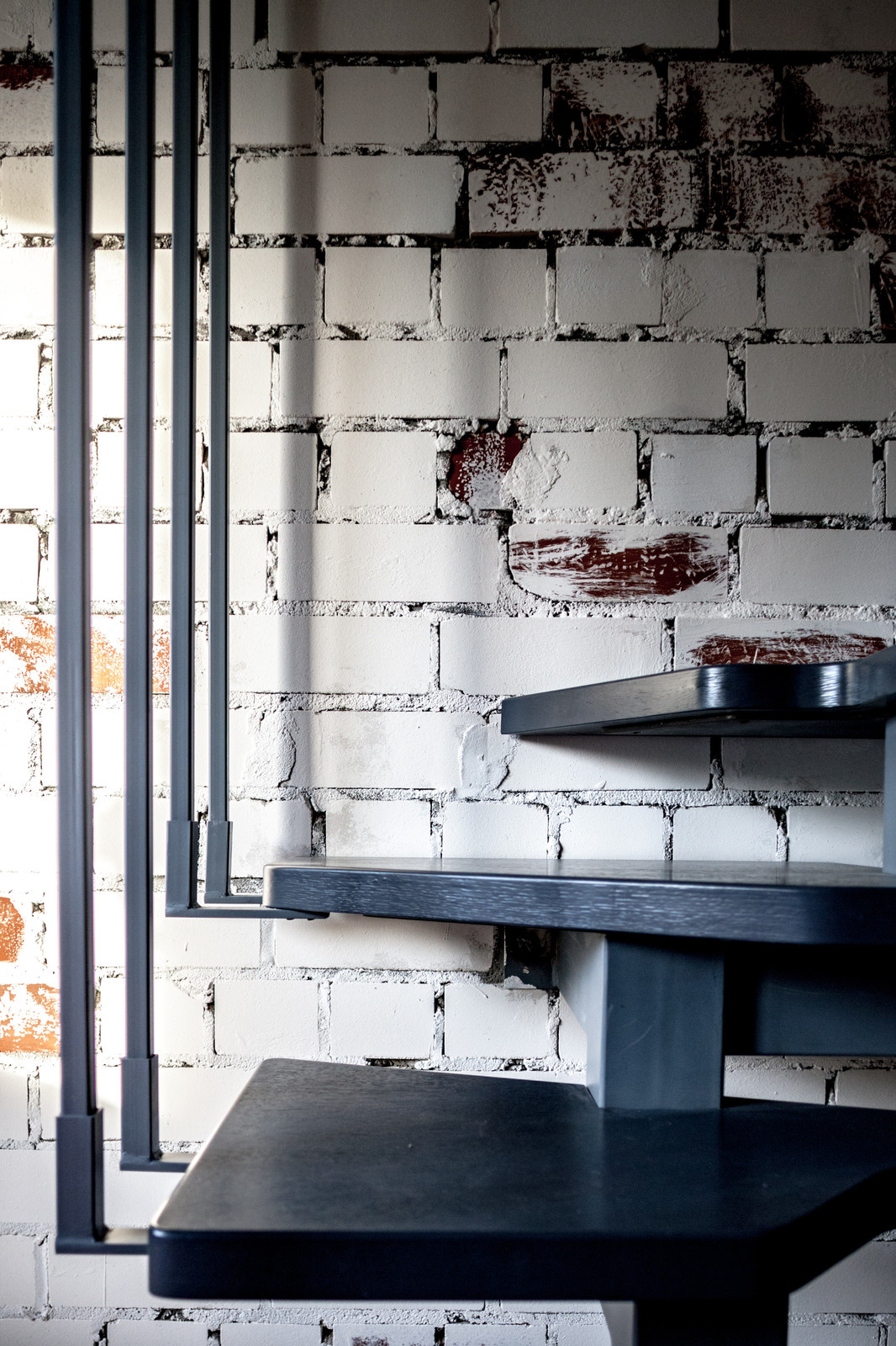 ДОМ С ЧЕТЫРЬМЯ ЛЕСТНИЦАМИ