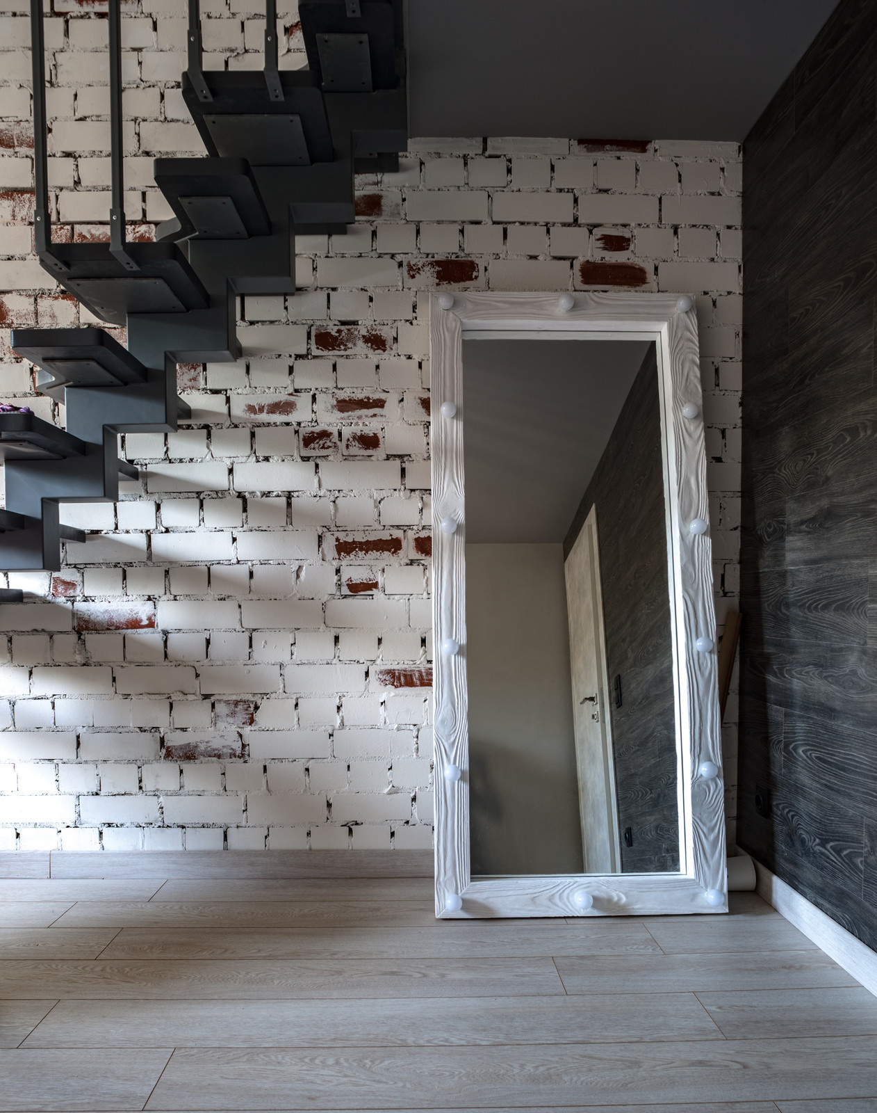 ДОМ С ЧЕТЫРЬМЯ ЛЕСТНИЦАМИ