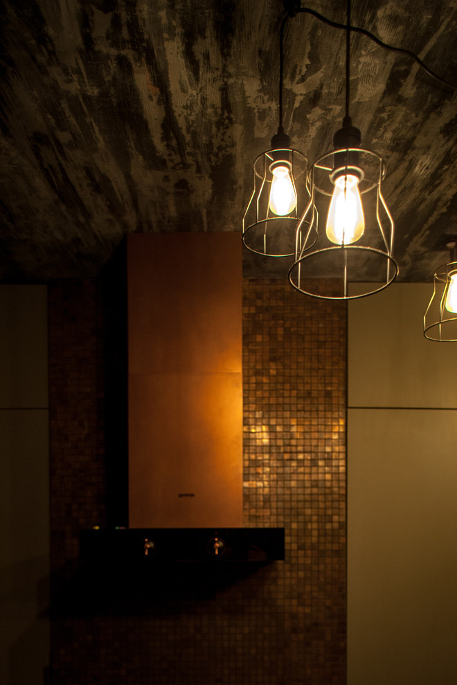 ДОМ С ЧЕТЫРЬМЯ ЛЕСТНИЦАМИ