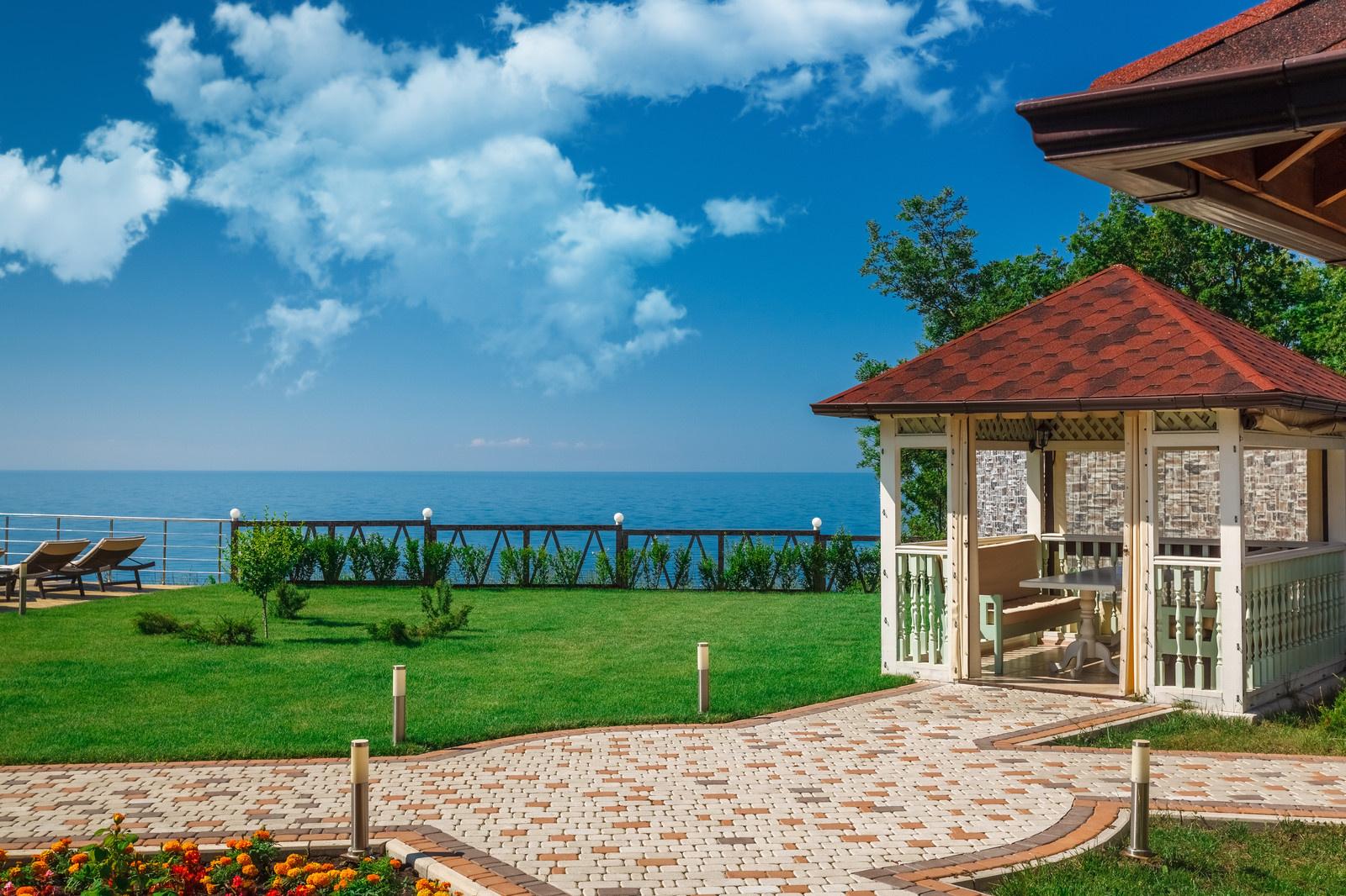 Отель "Grand Paradise". Территория бассейна.