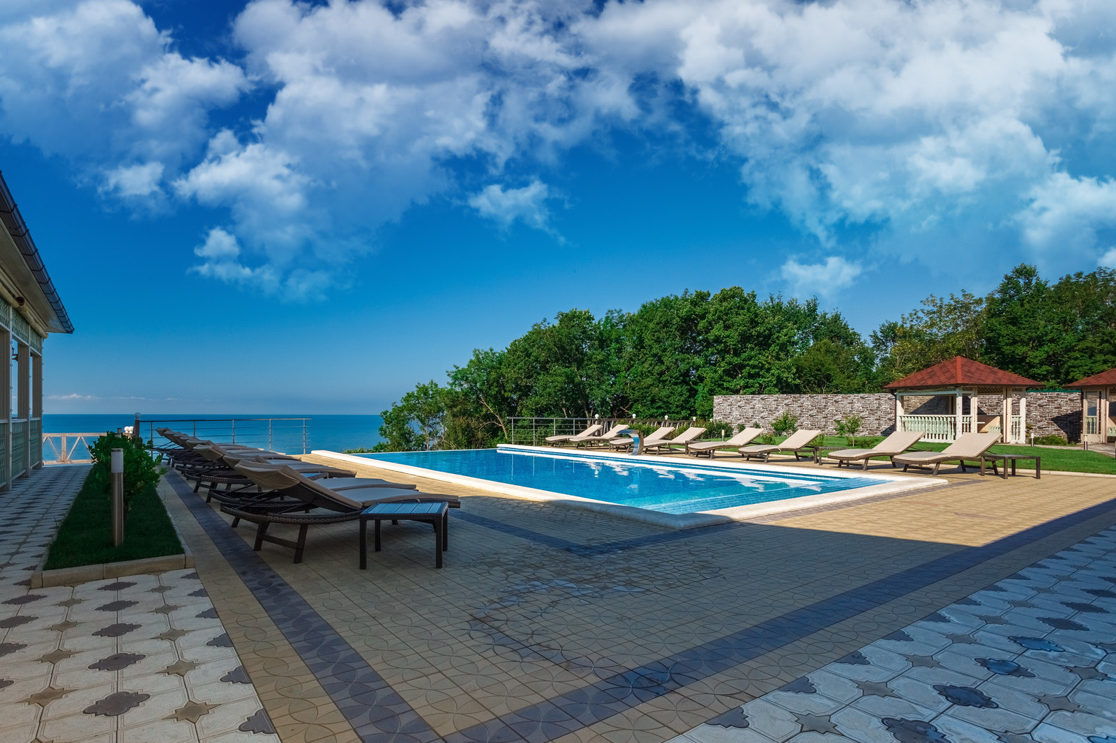 Отель "Grand Paradise". Территория бассейна.