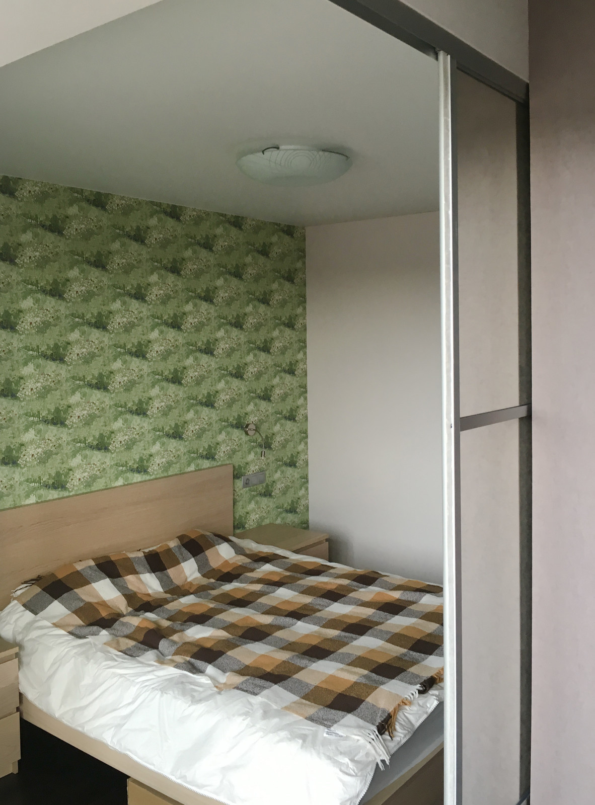 Квартира с двумя комнатами и одним окном