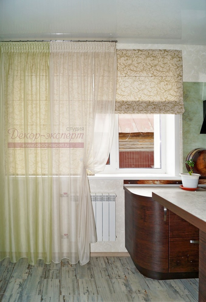 ШТОРЫ ДЛЯ КУХНИ СОВМЕЩЁННОЙ СО СТОЛОВОЙ В ЗАГОРОДНОМ ДОМЕ.