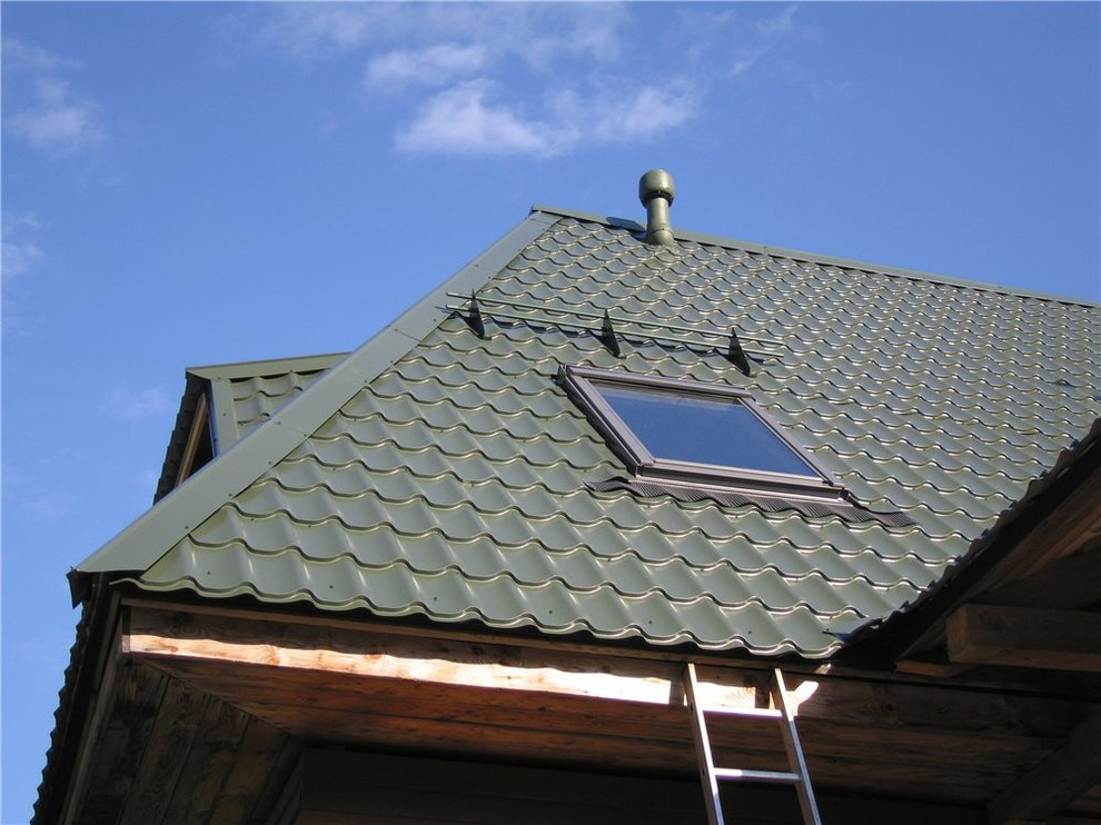 Замена фальцевой кровли на металлочерепицу на дачном доме