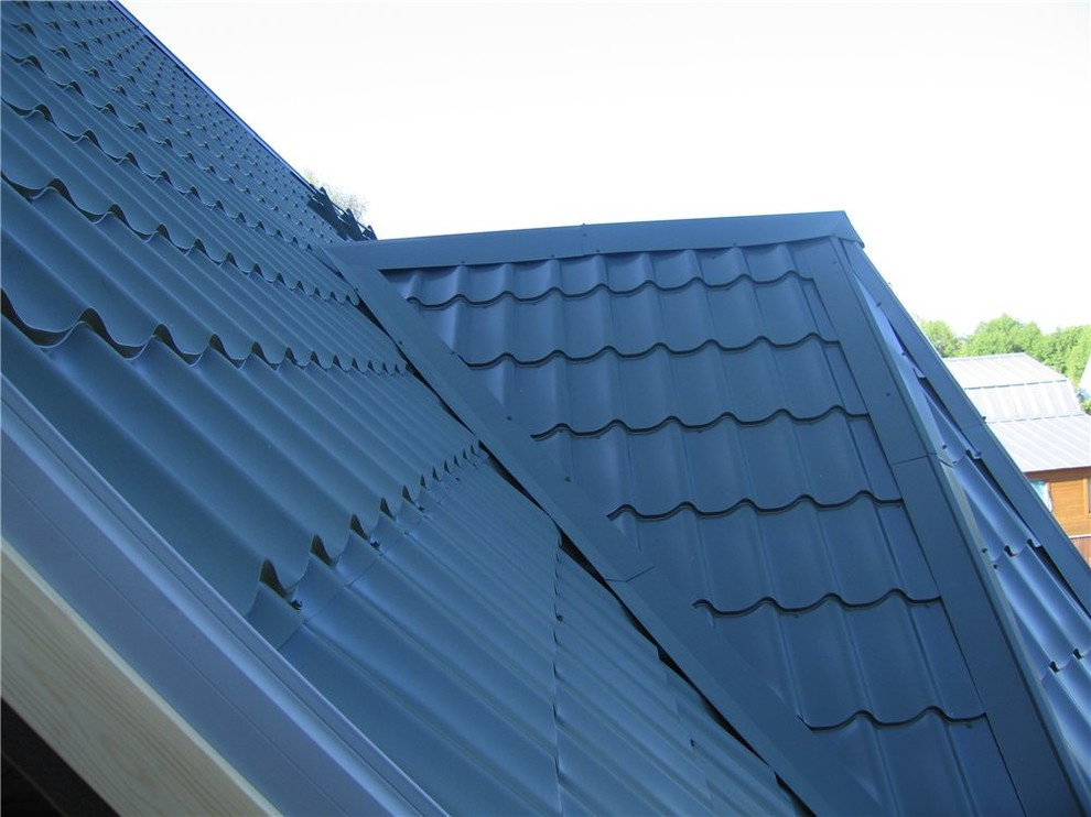 Замена фальцевой кровли на металлочерепицу на дачном доме