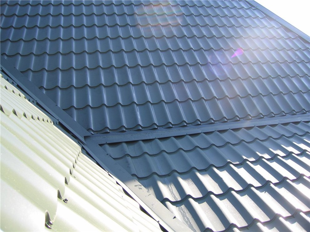 Замена фальцевой кровли на металлочерепицу на дачном доме