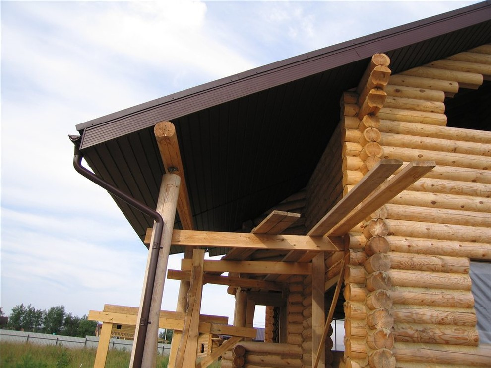 Монтаж металлочерепицы на новом загородном доме