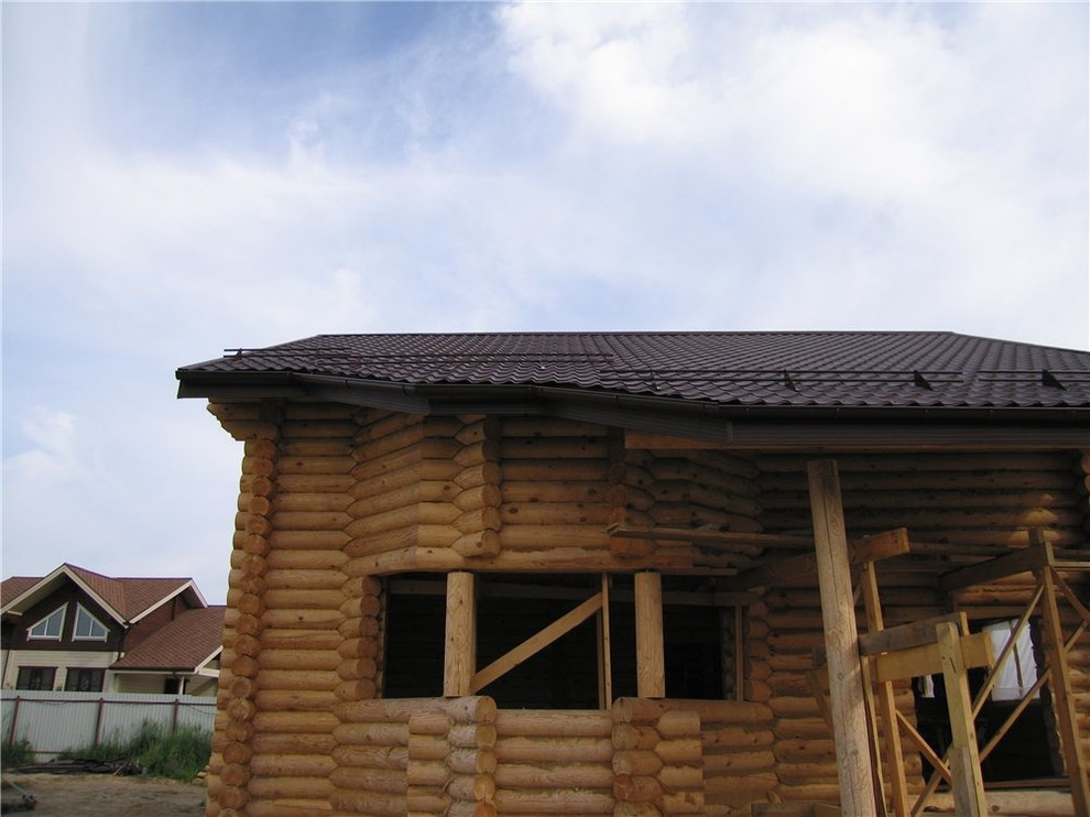 Монтаж металлочерепицы на новом загородном доме