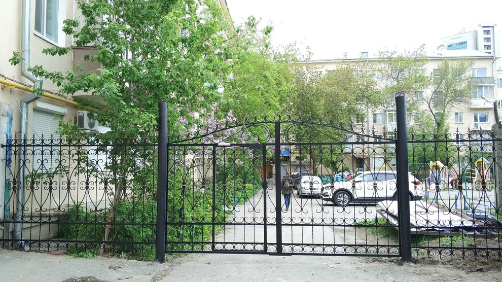 Дворовые кованые распашные ворота и забор