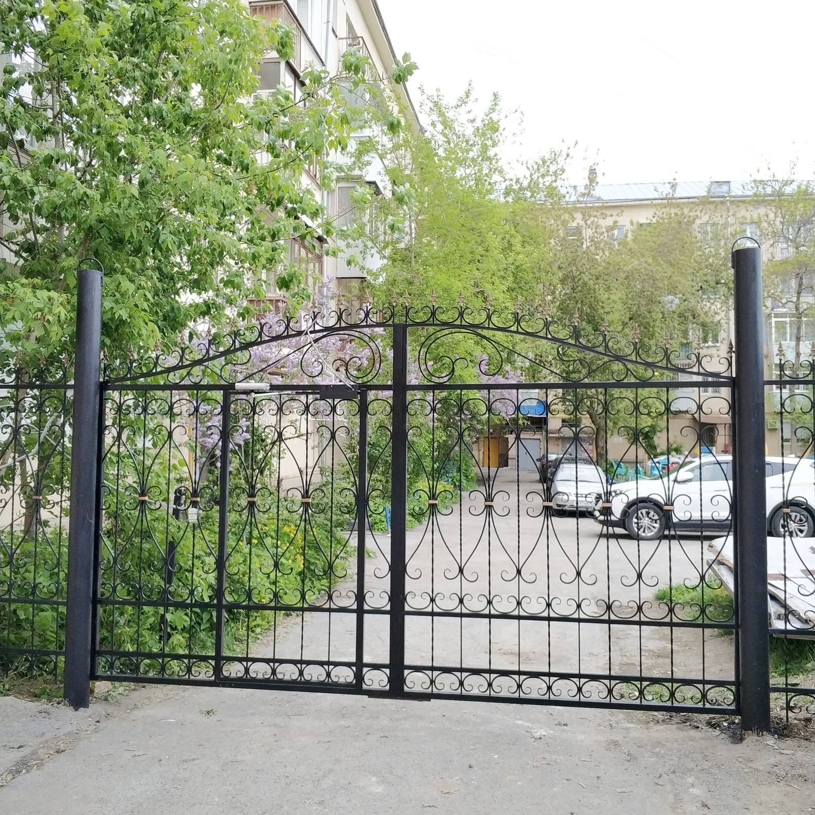 Обложка проекта: Дворовые кованые распашные ворота и забор