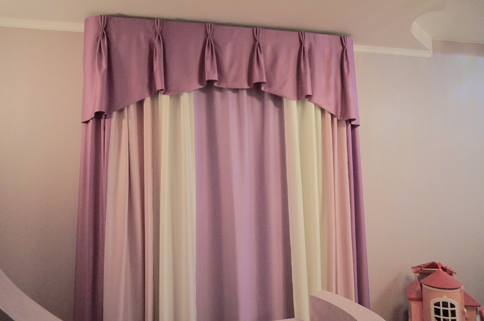 Ламбрекен, трёхцветные шторы и затемняющая штора из ткани блэкаут.