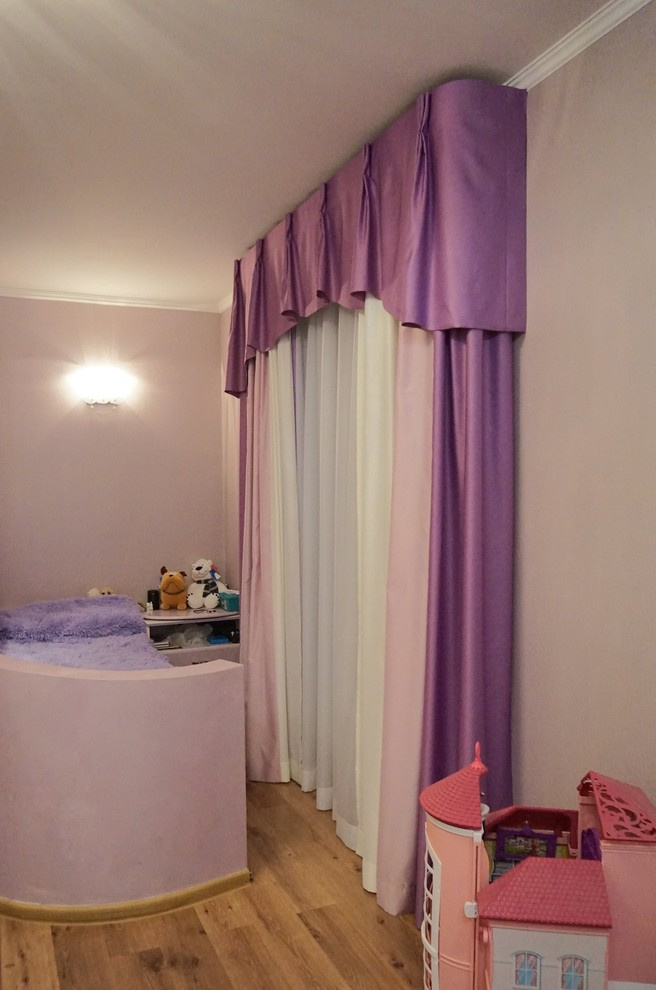 Ламбрекен крепится на карниз при помощи ленты велкро.