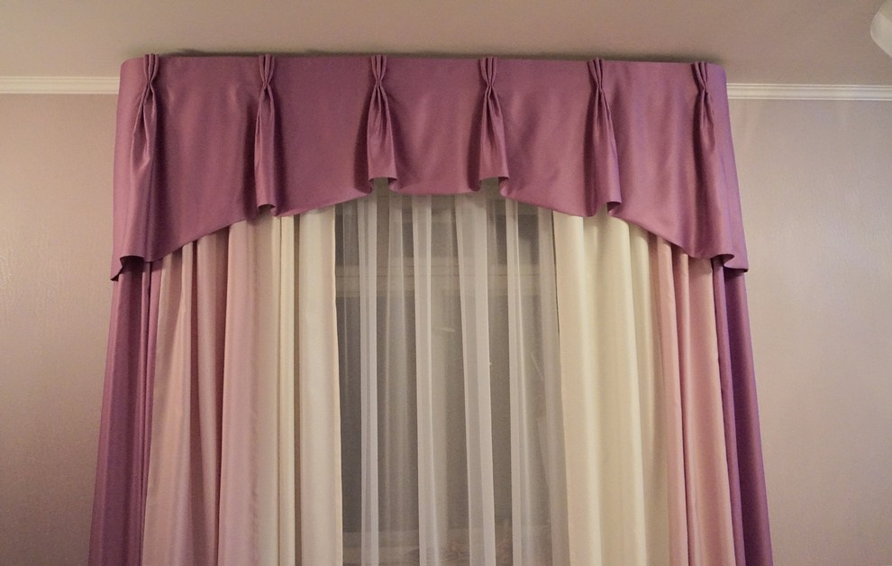 Складки на ламбрекене заложены вручную.