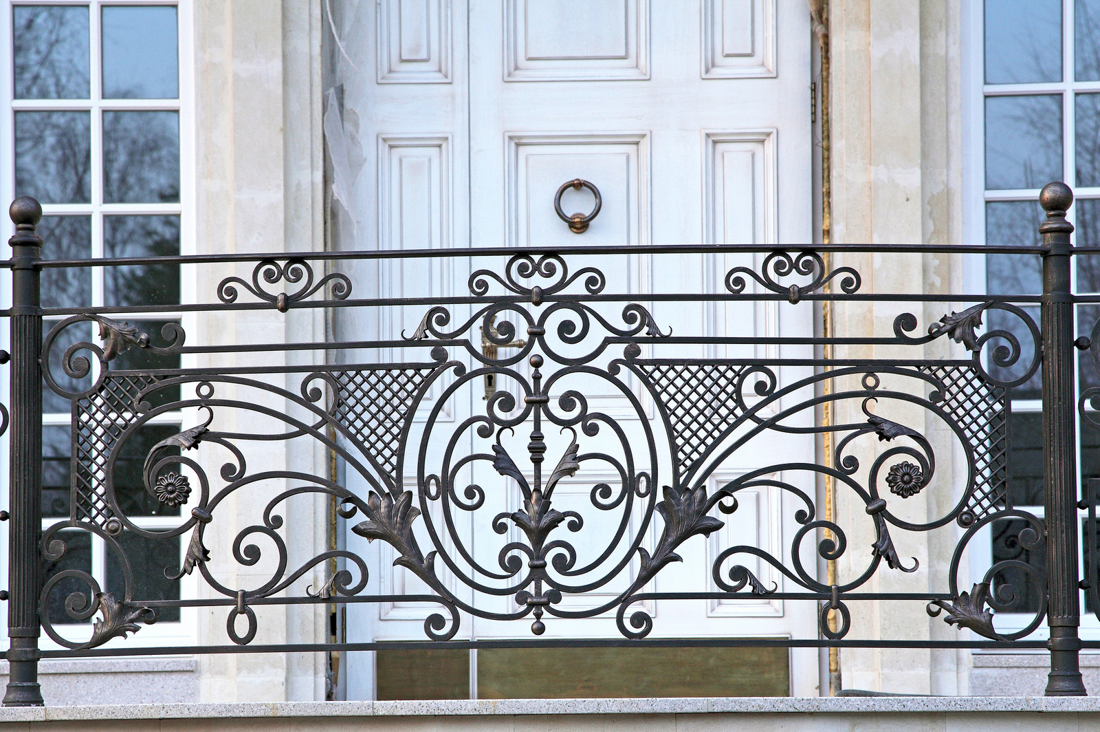Ограждения на доме в классическом стиле.