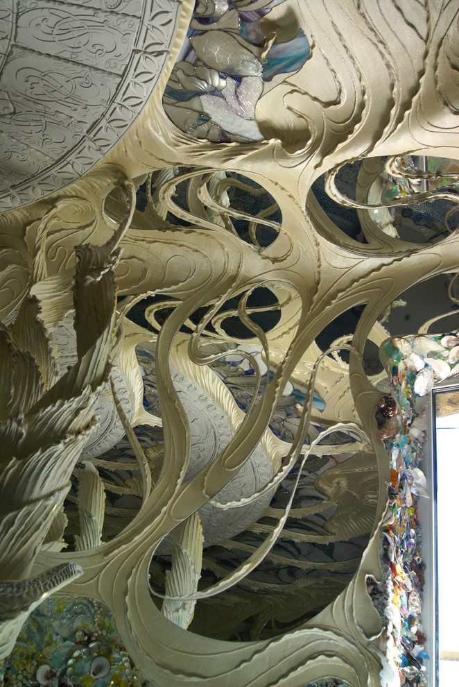 Подвесной витражный потолок в скульптурной композиции Алексея Коробки.