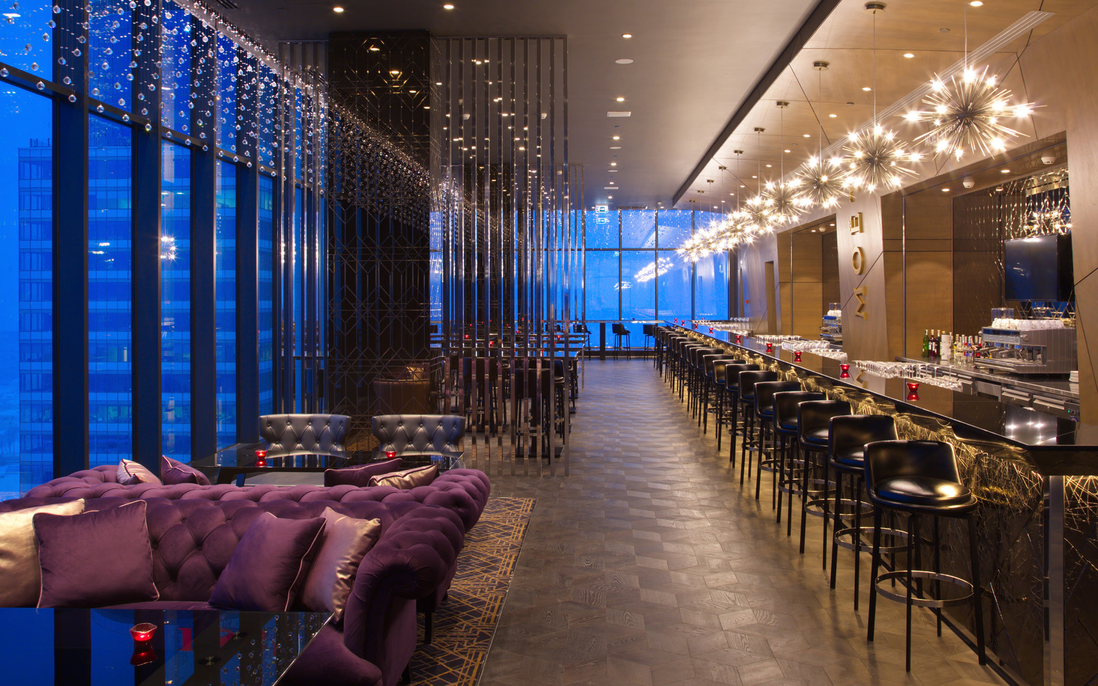 В небесах. Бар в отеле Hilton в Минске