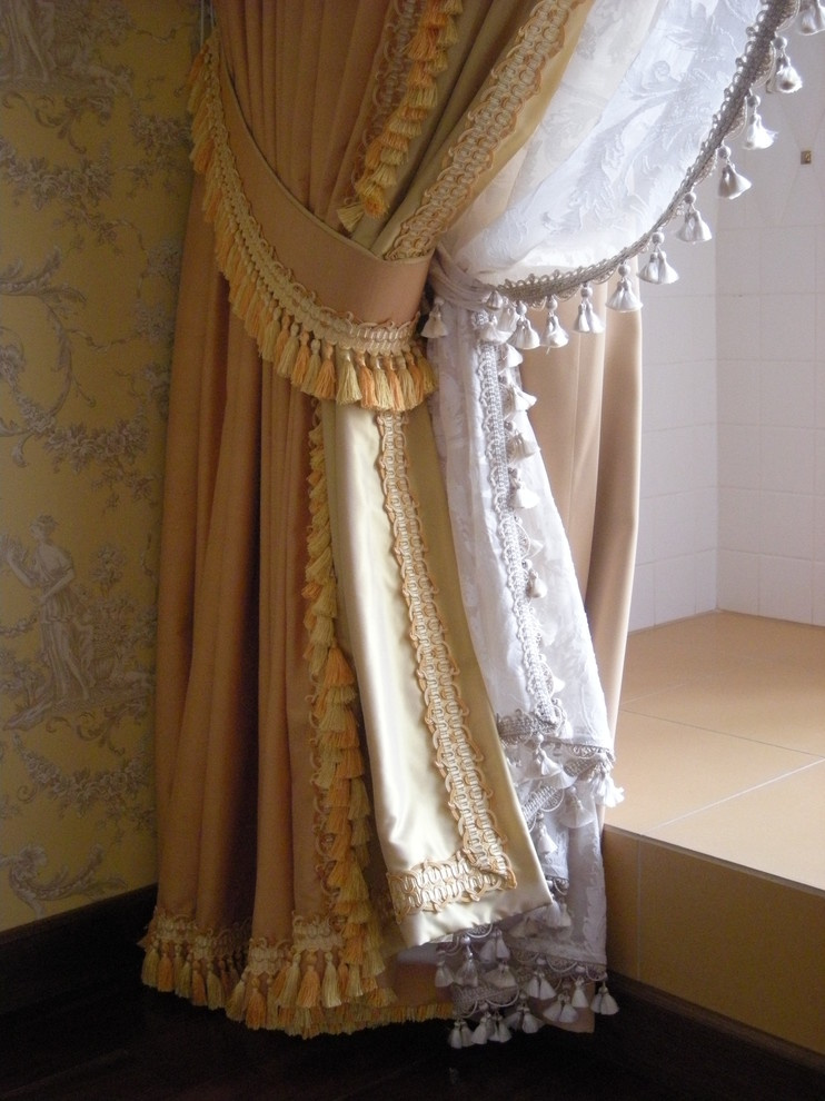 портьера с отделкой кантом и позументом