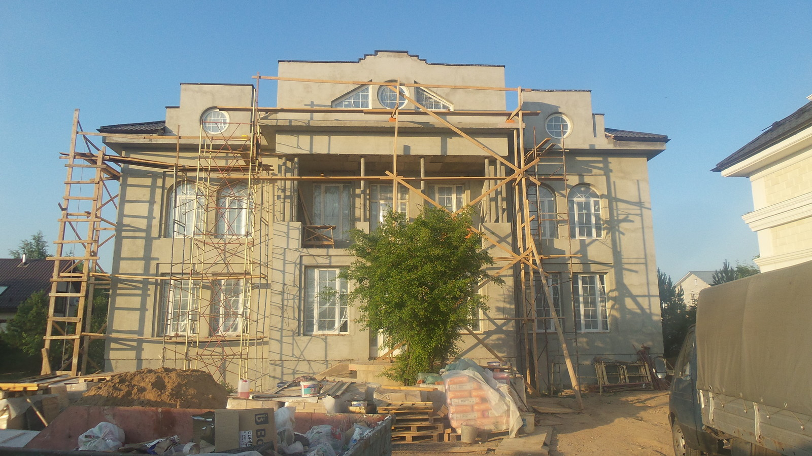 Частный дом в классическом стиле. Натуральный камень