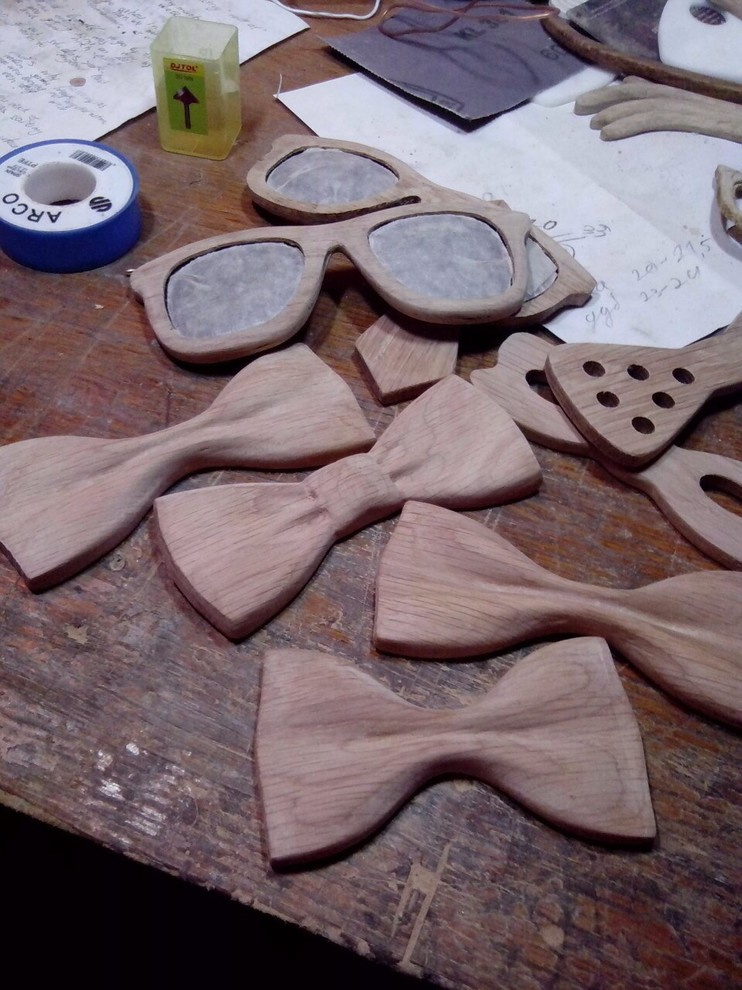 Wooden bow tie