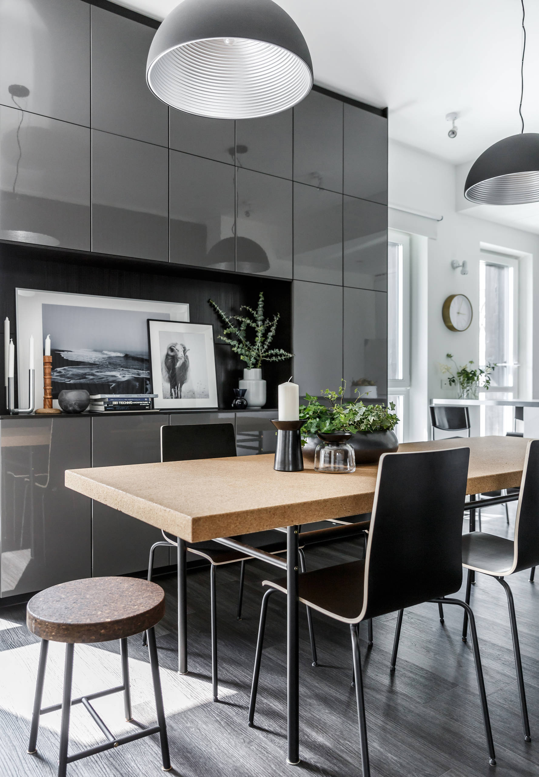 В гостях: Квартира в цвет (очень темной) гитары