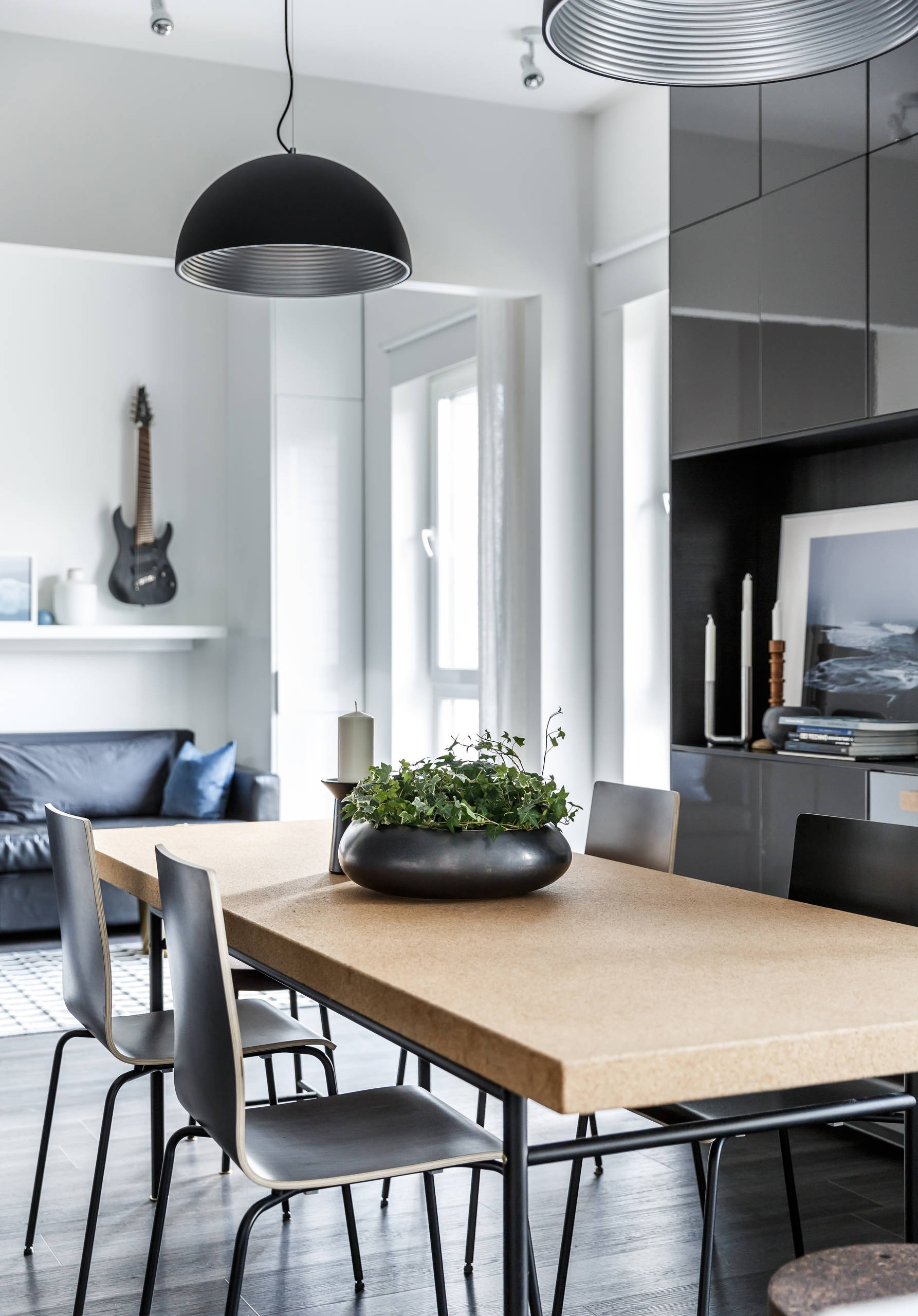 В гостях: Квартира в цвет (очень темной) гитары