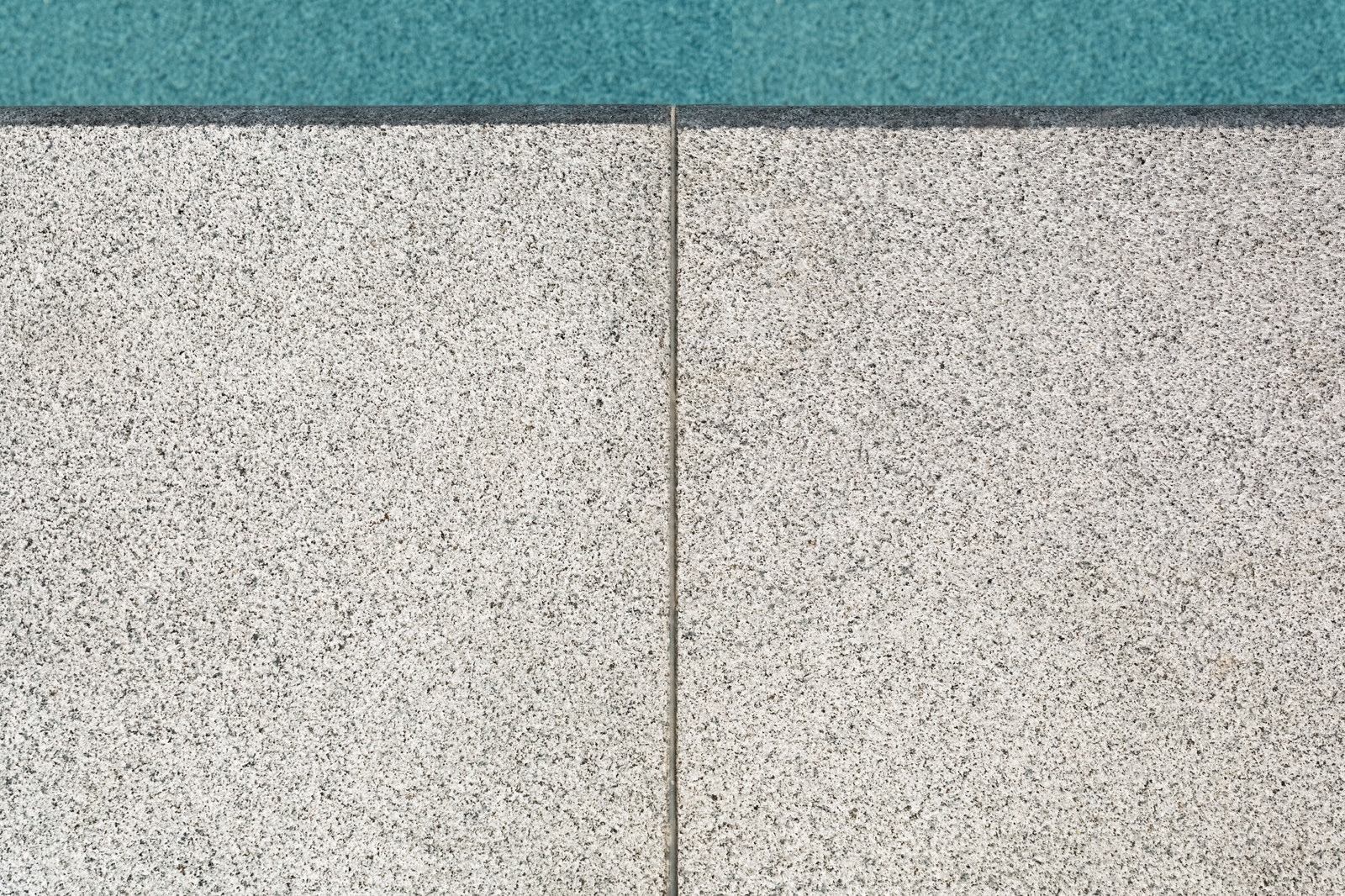 Бассейн на территории частного дома.