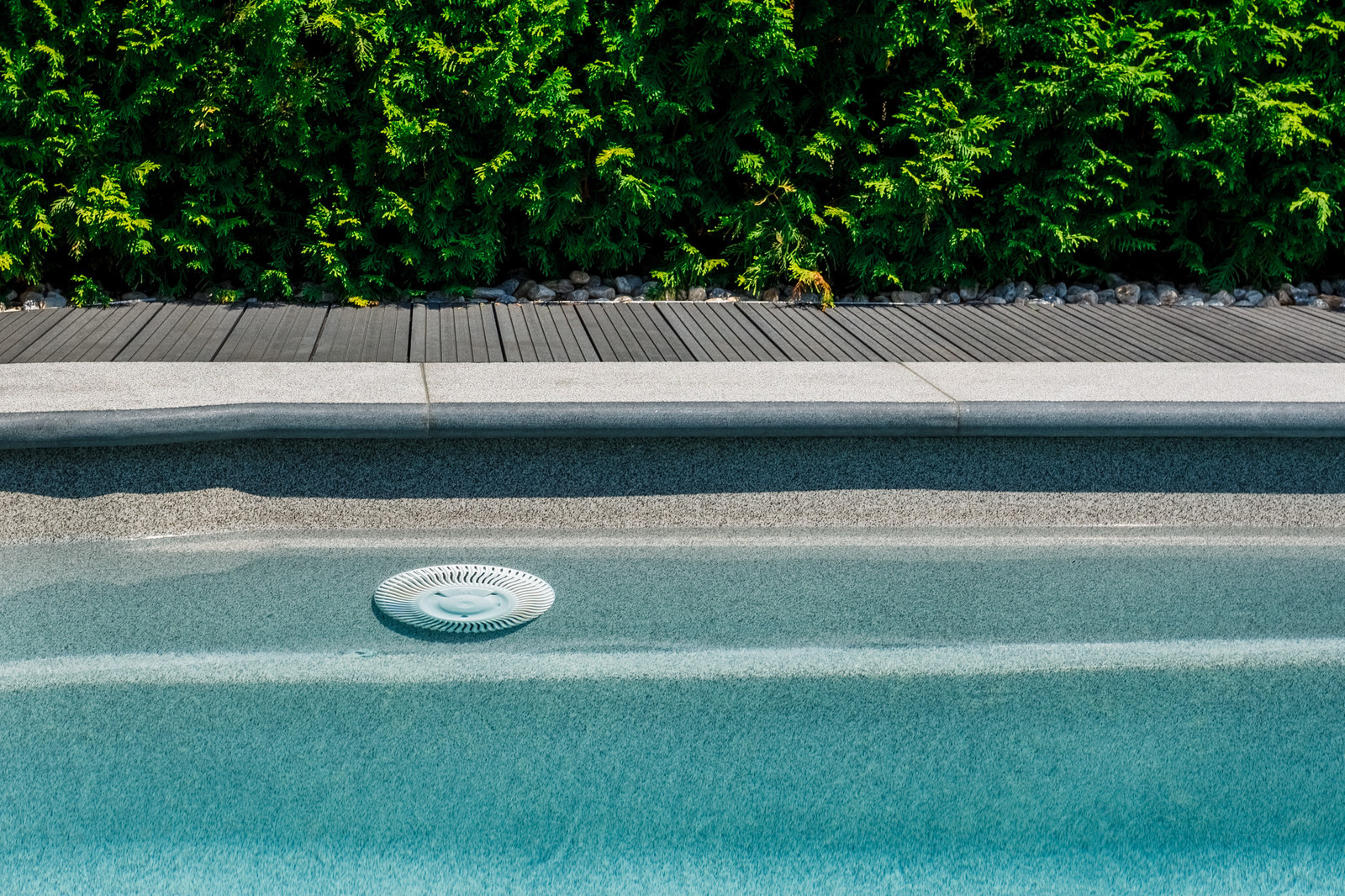 Бассейн на территории частного дома.