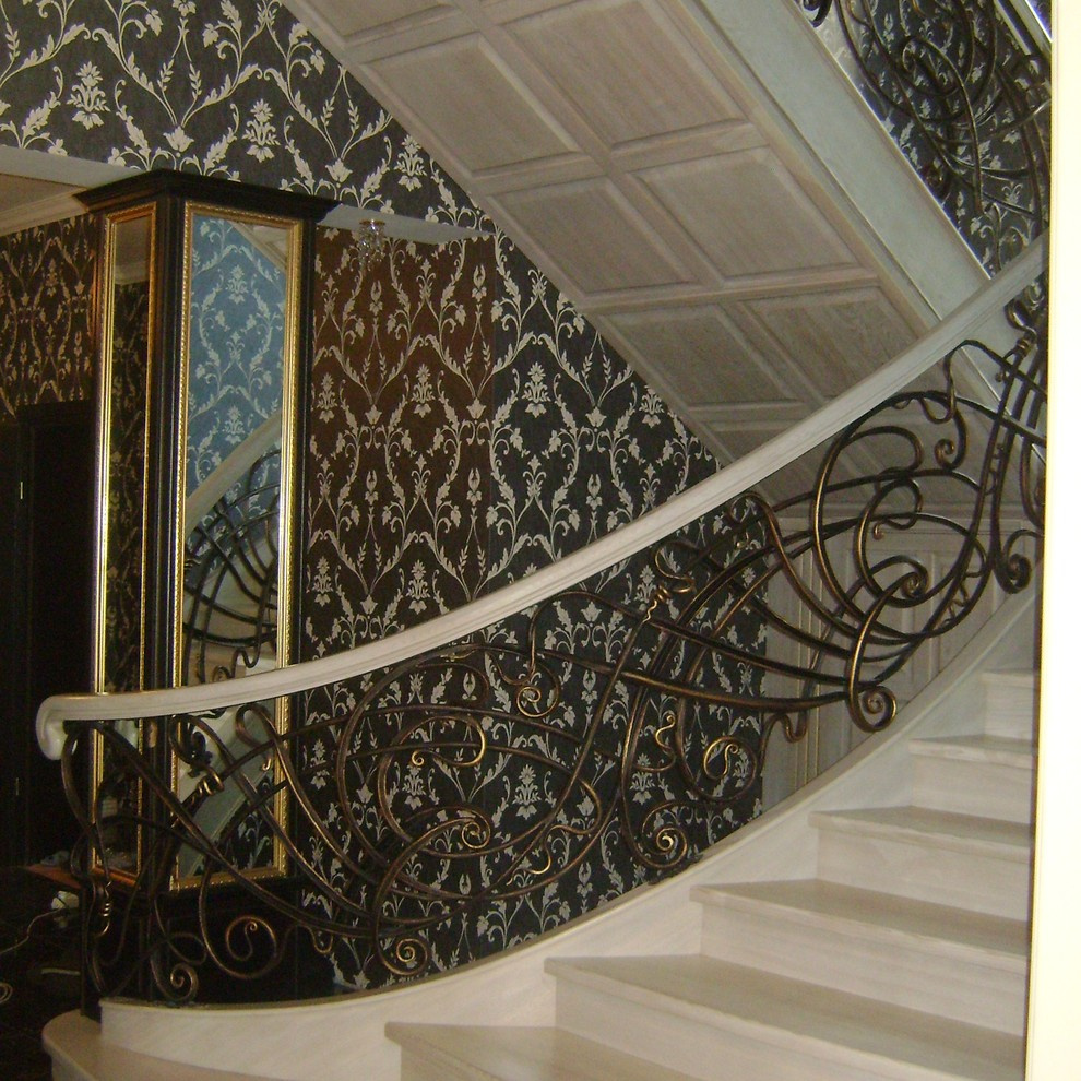 Лестница с художественной ковкой