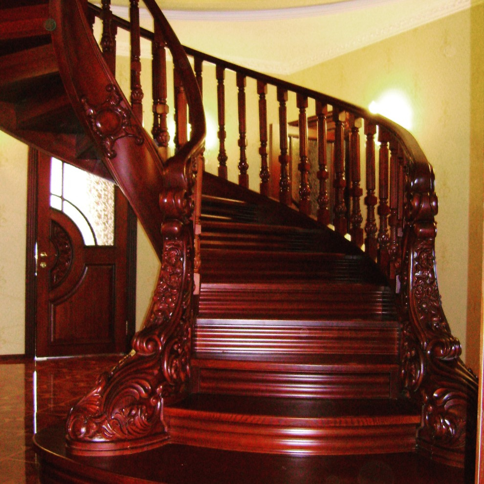 Лестница из ясеня с элементами резьбы