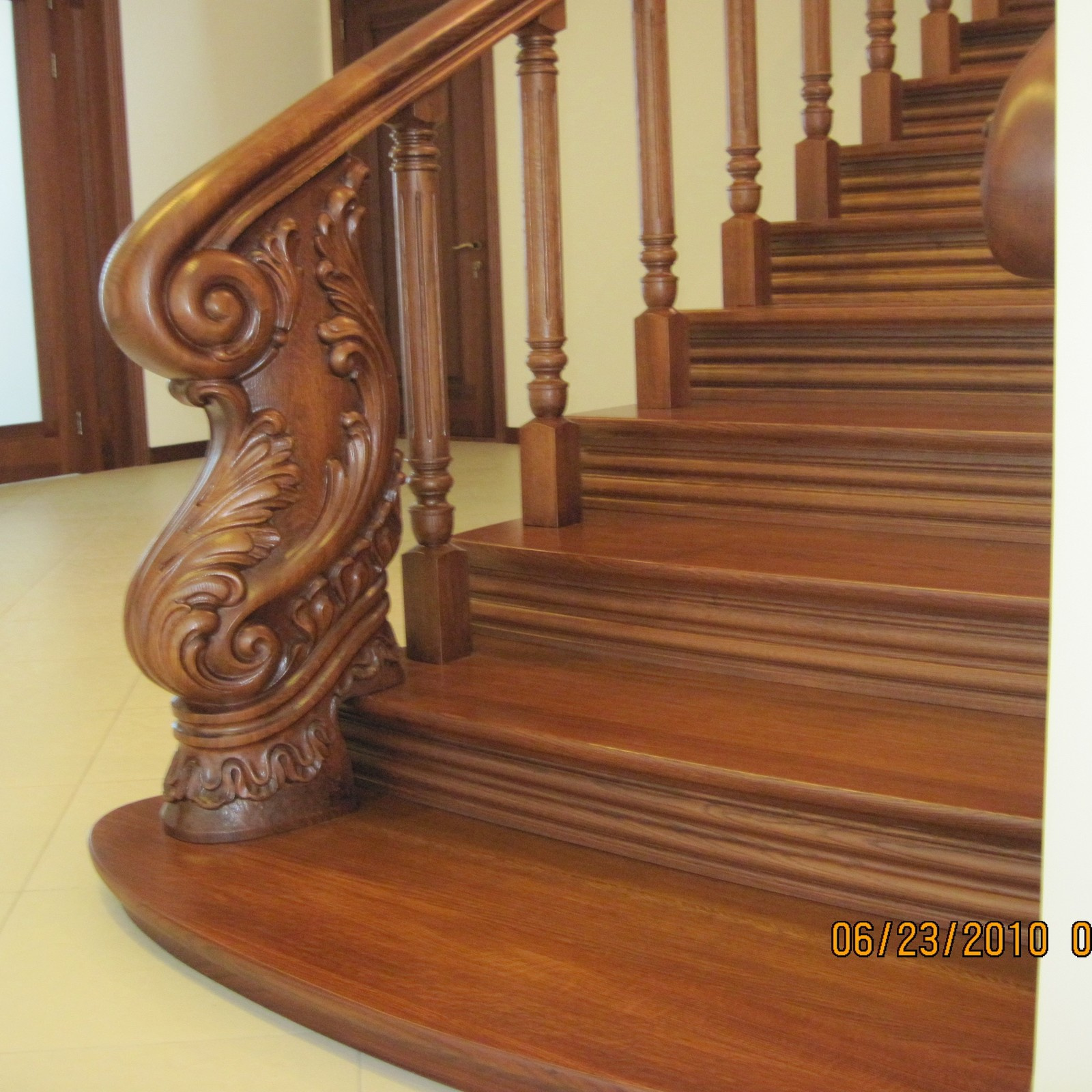 Лестница из дуба с элементами резьбы.