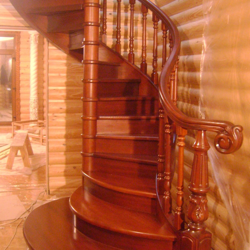 Лестница из ясеня винтовая.