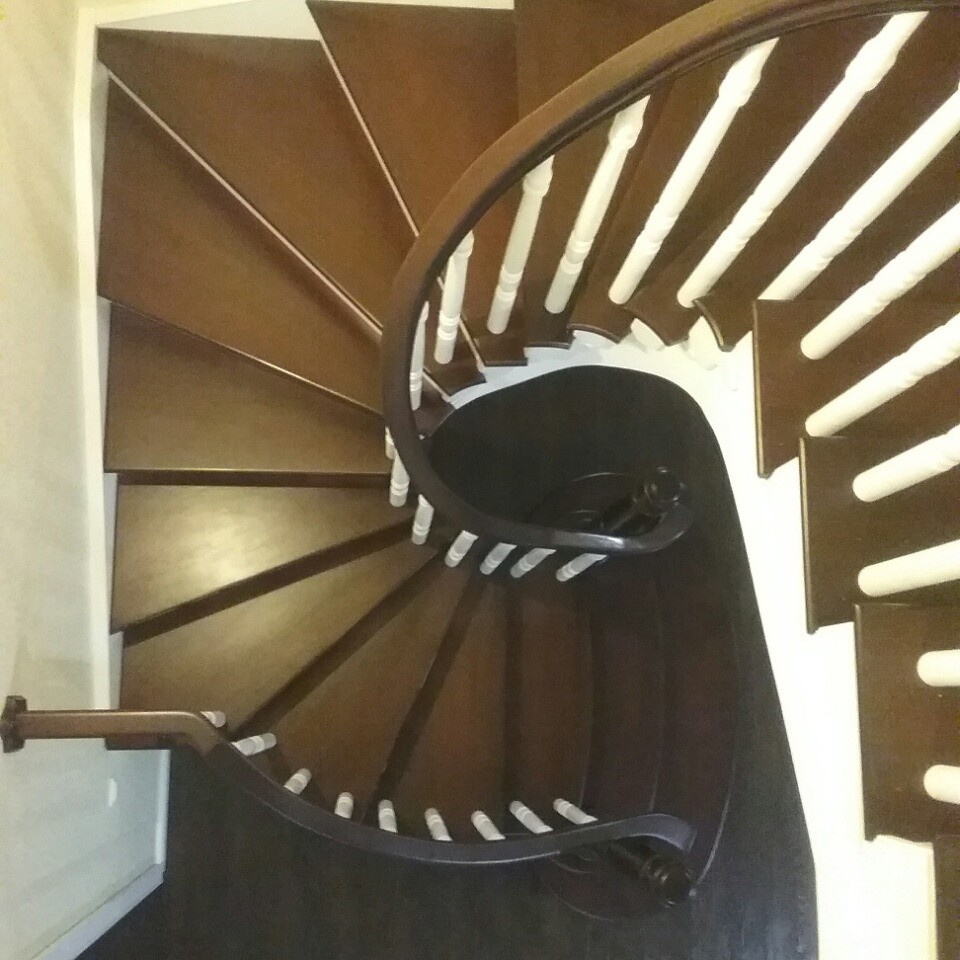 Лестница из ясеня , отделка бетонного основания.