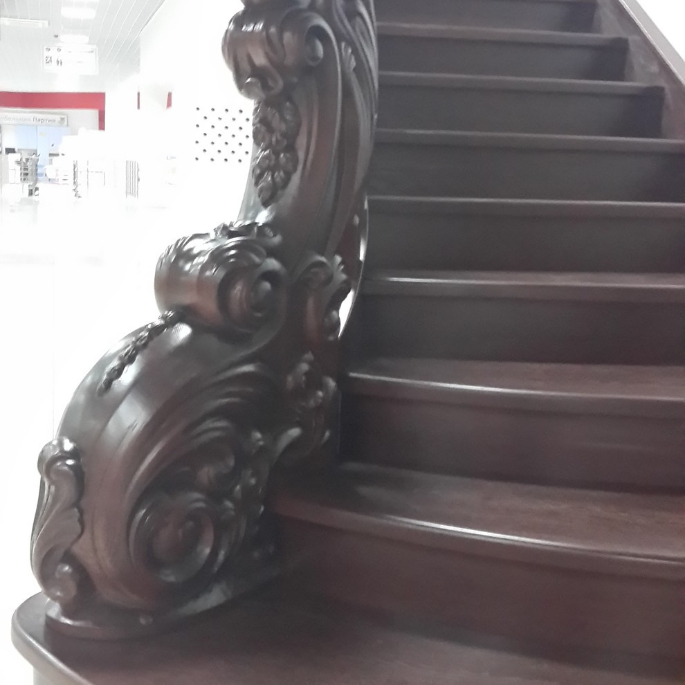 Лестница из дуба с элементами резьбы.