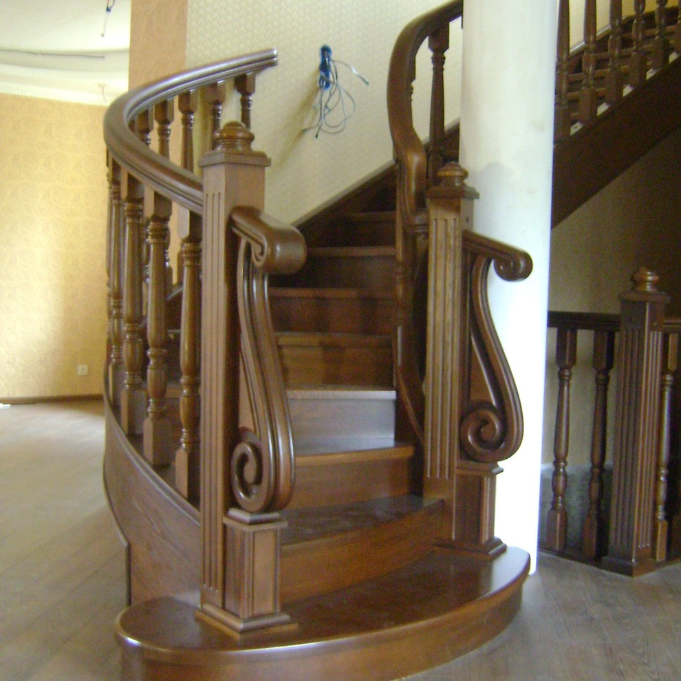 Лестница из дуба цельно-деревянная.