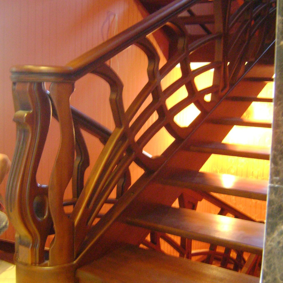 Лестница из ясеня с лучевидными балясинами.