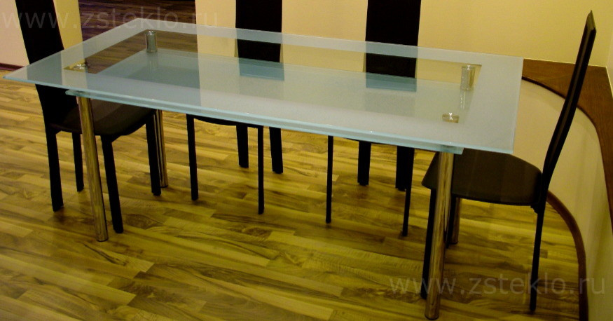Обеденный стол из стекла