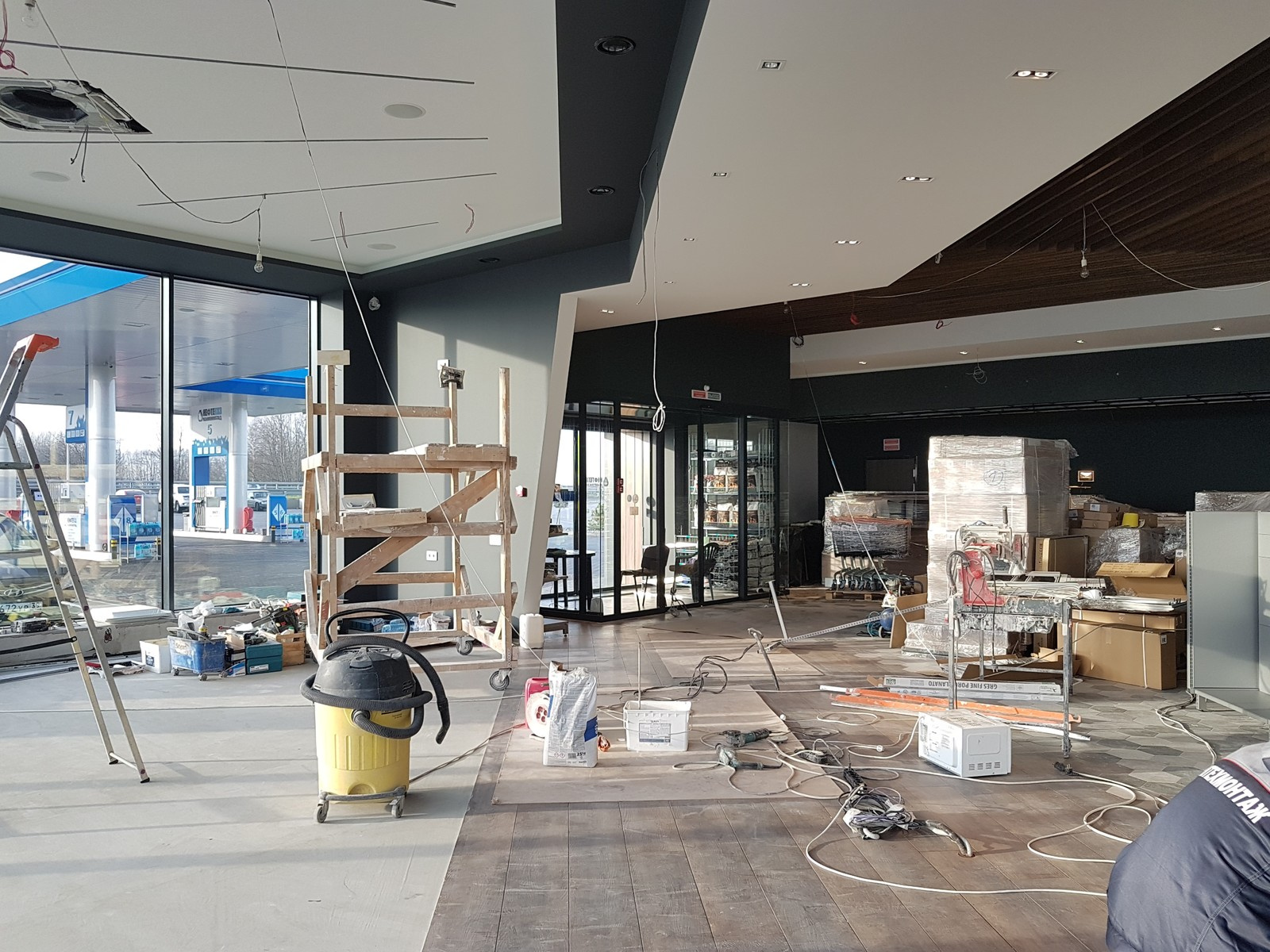 Дизайн интерьера автозаправочного комплекса с минимаркетом и кафе