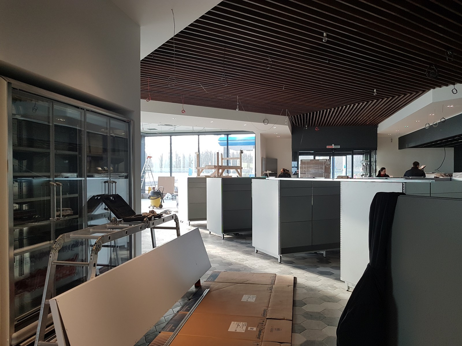 Дизайн интерьера автозаправочного комплекса с минимаркетом и кафе