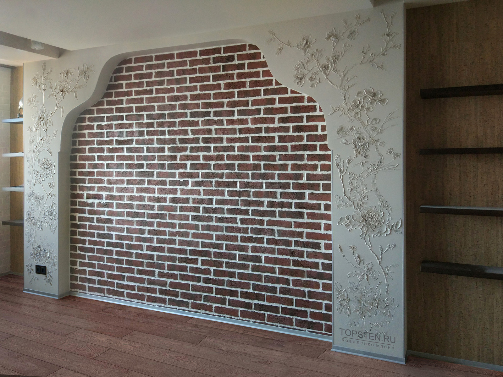 Барельеф с растительными цветочными мотивами на арке из гипсокартона