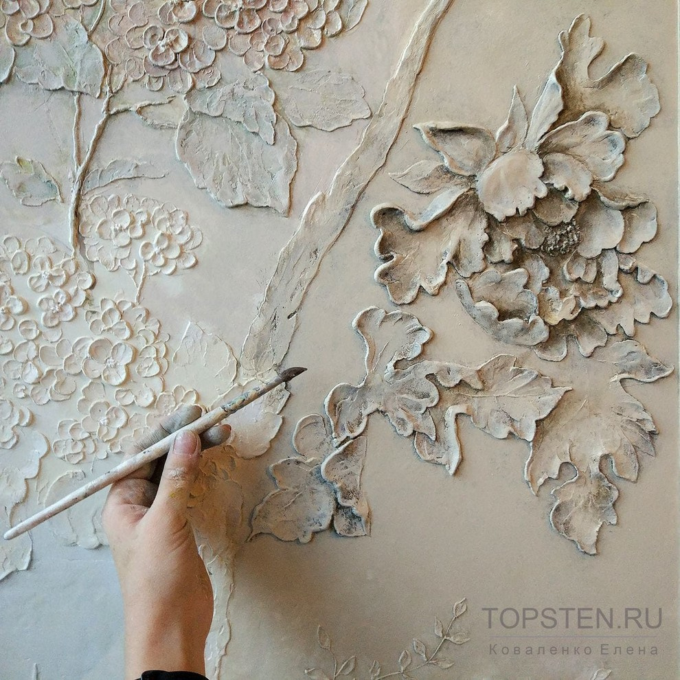 Барельеф с растительными цветочными мотивами на арке из гипсокартона