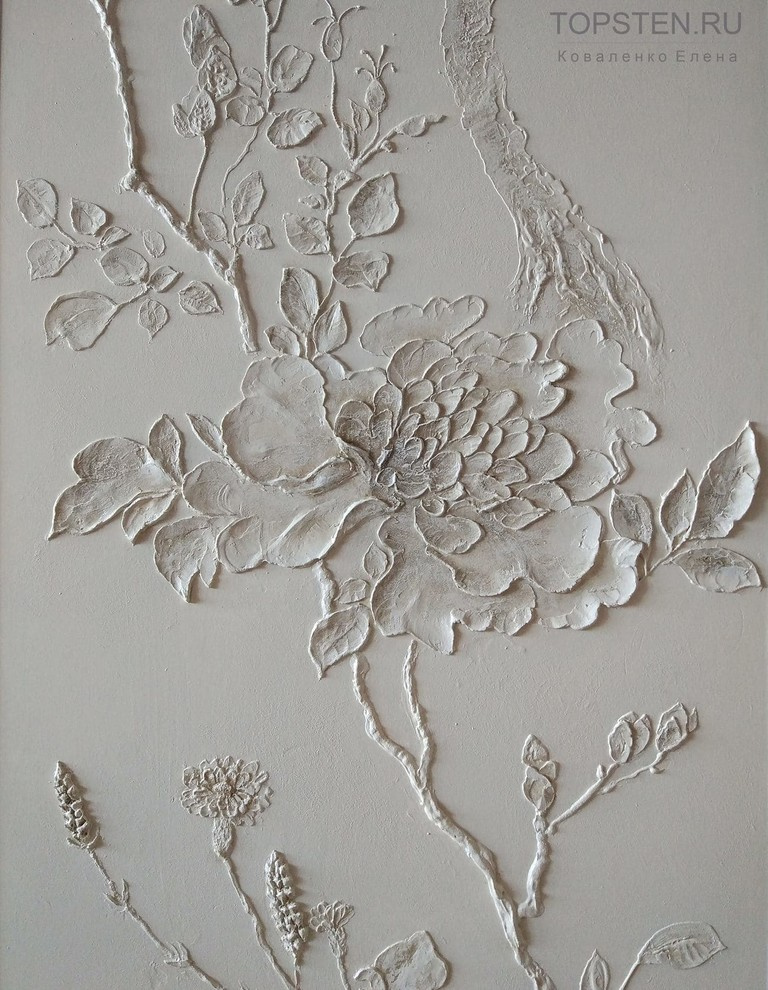 Барельеф с растительными цветочными мотивами на арке из гипсокартона