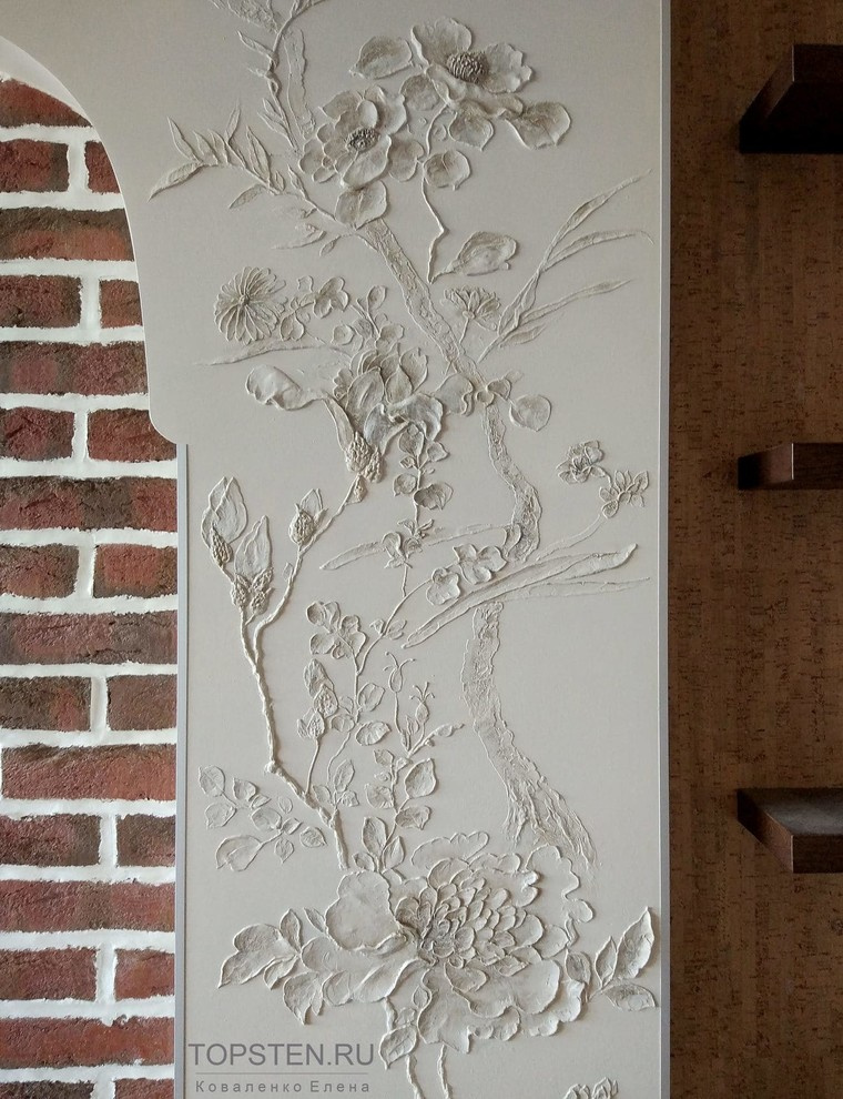 Барельеф с растительными цветочными мотивами на арке из гипсокартона