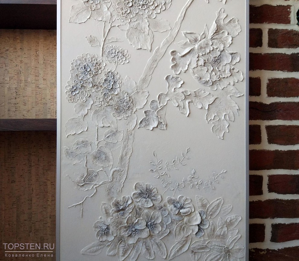 Барельеф с растительными цветочными мотивами на арке из гипсокартона
