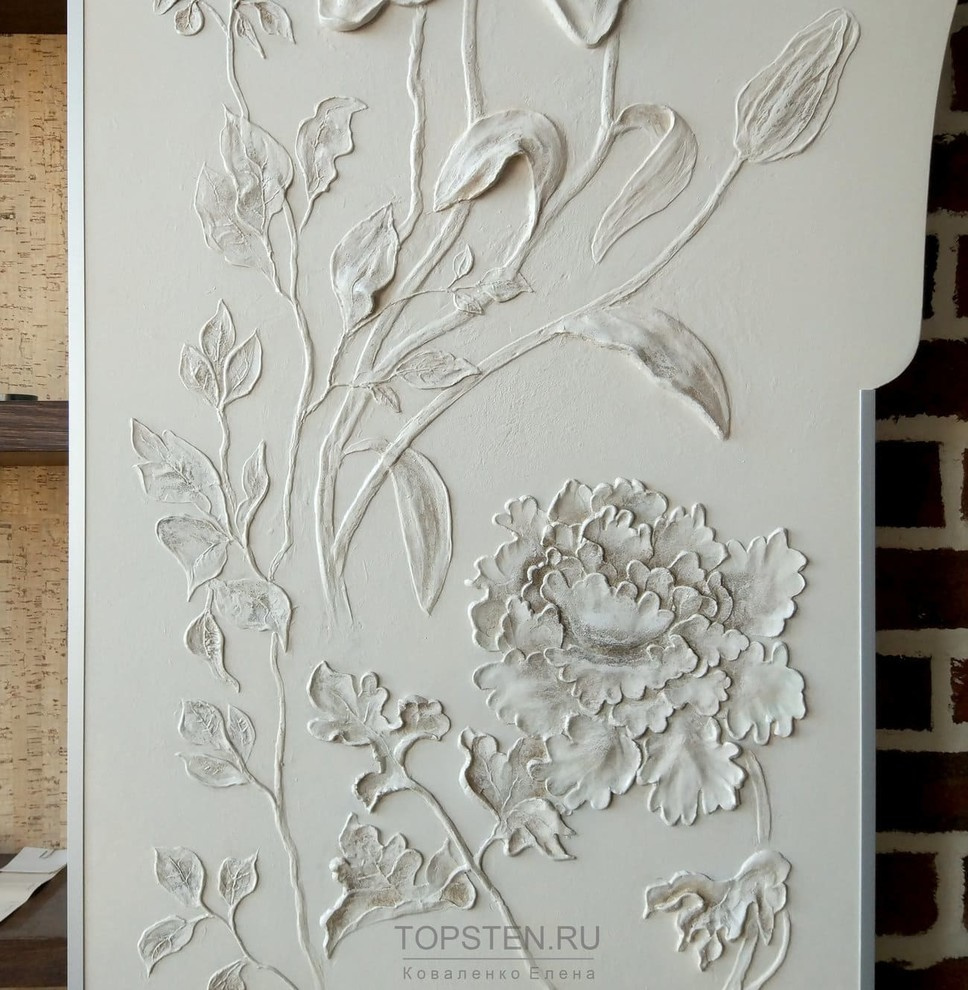 Барельеф с растительными цветочными мотивами на арке из гипсокартона