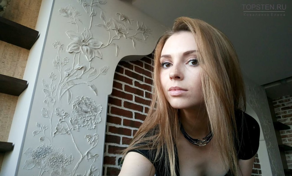 Барельеф с растительными цветочными мотивами на арке из гипсокартона